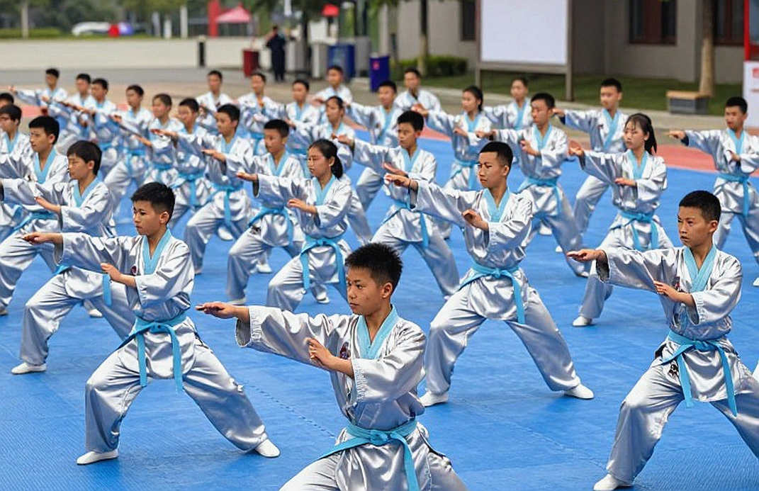 Trọng tài MMA và cuộc chiến không có VAR: Khi ba người ngồi cạnh sân đấu quyết định cả sự nghiệp